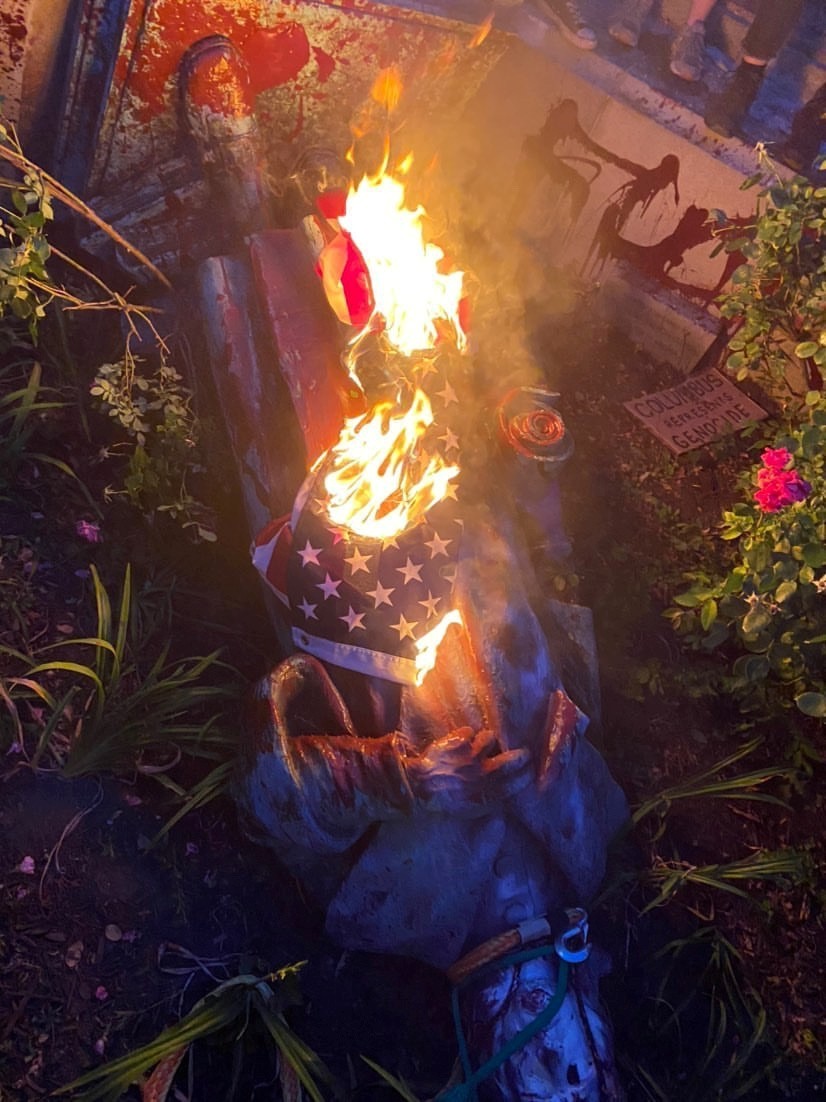 Una estatua de Colón, derribada y quemada en Virginia