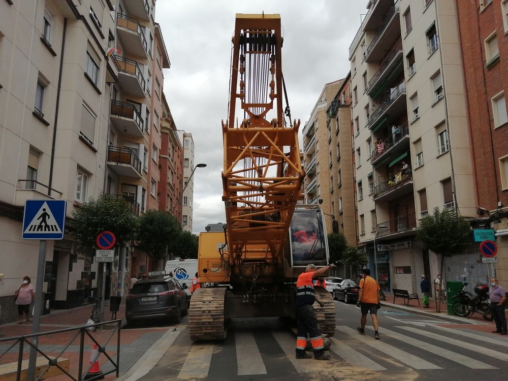 Una 'pantalla' de 60 toneladas bloquea Pérez Galdós 