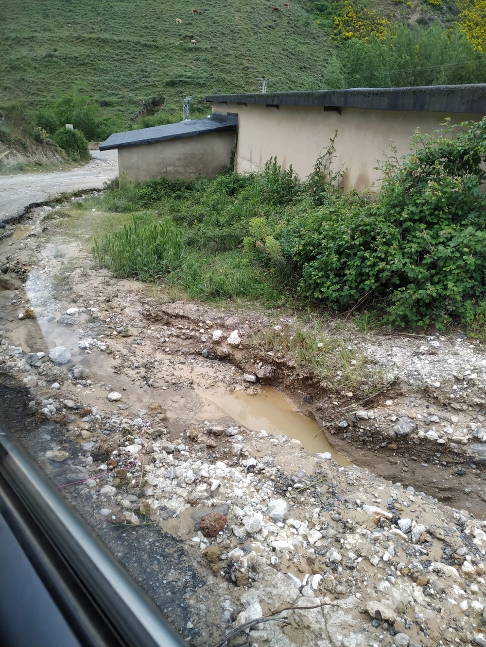 La caída de piedras y barro atrapa a ocho coches en Viguera