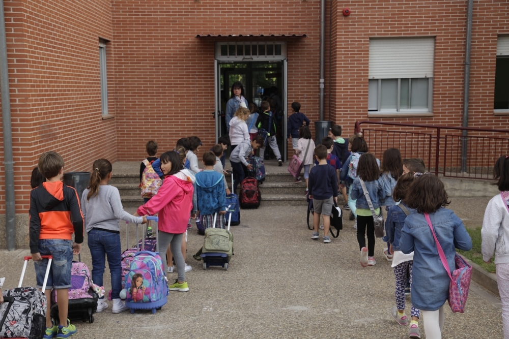 Escolares entrando en un colegio.