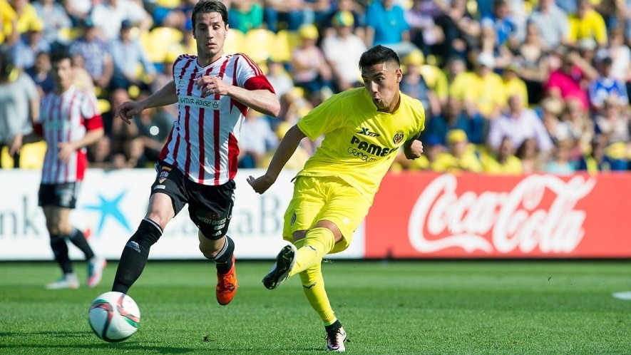 Adrián Cruz persigue a un jugador del Villarreal B.