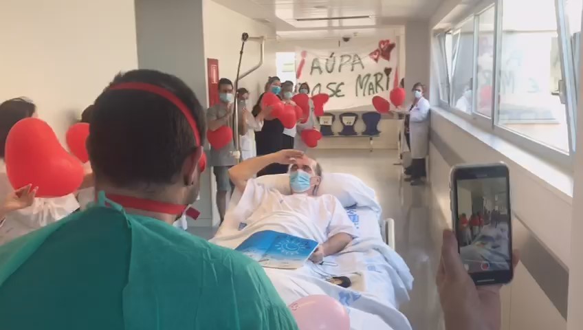 José Mari agradece el gesto del personal de la UCI mientras es trasladado a otras dependencias del hospital.