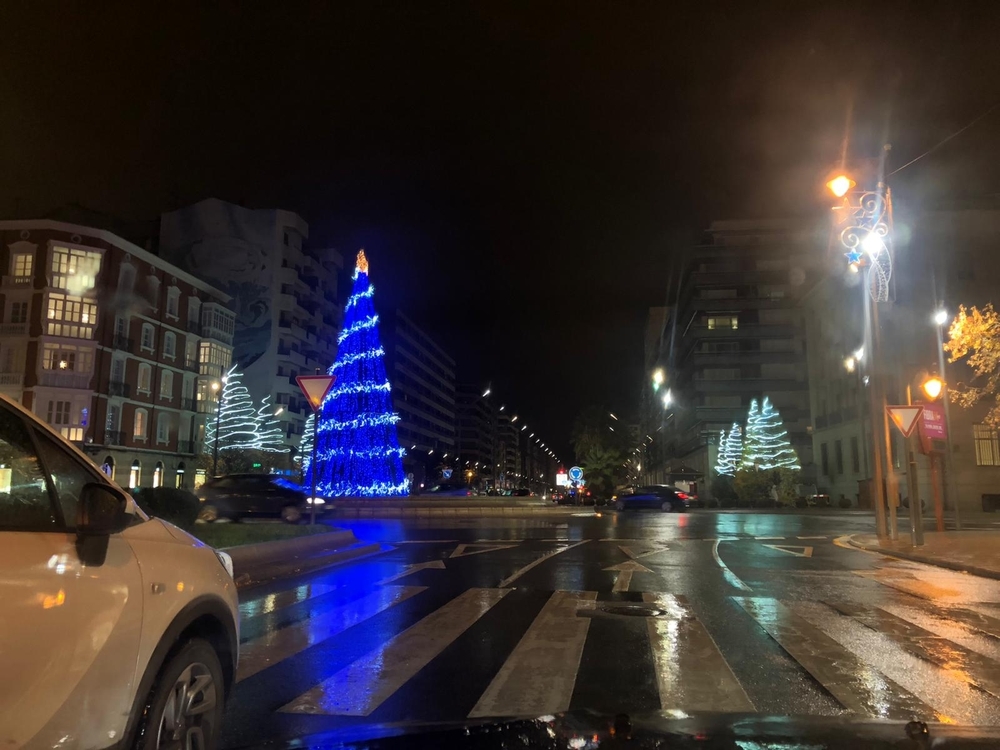 Las calles de Logroño respiran ya ambiente navideño con el alumbrado ornamental.