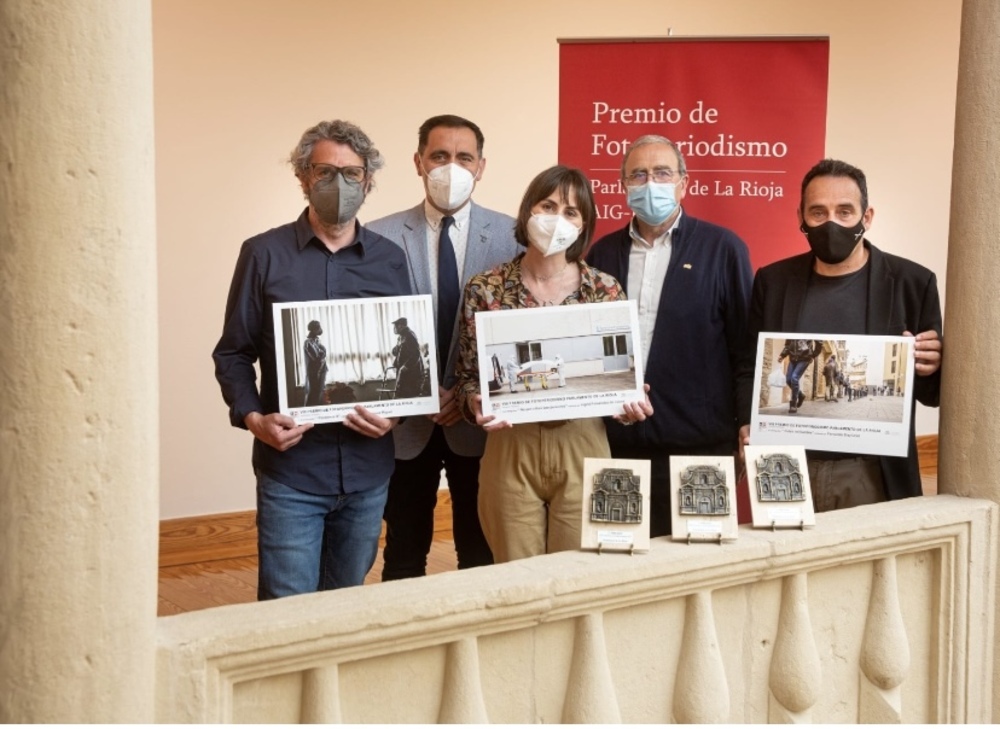 Ingrid Fernández gana el VIII Premio de Fotoperiodismo. En la imagen, con los otros dos fotógrafos premiados, que posan con el presidente del Parlamento, Jesús María García, y el veterano fotoperiodista Chema Conesa.