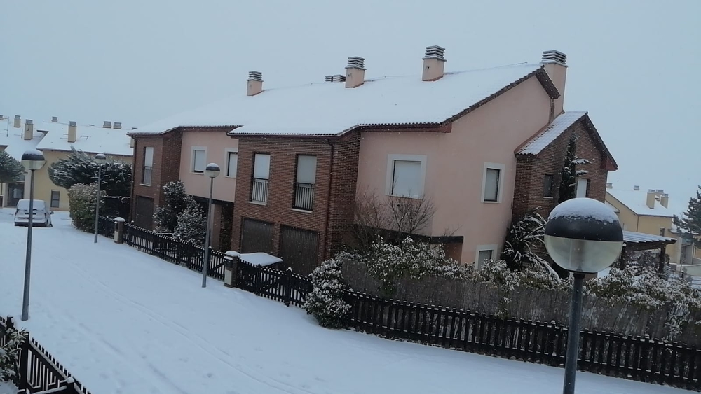 Sojuela ha amanecido con nieve  / ÓSCAR PECIÑA