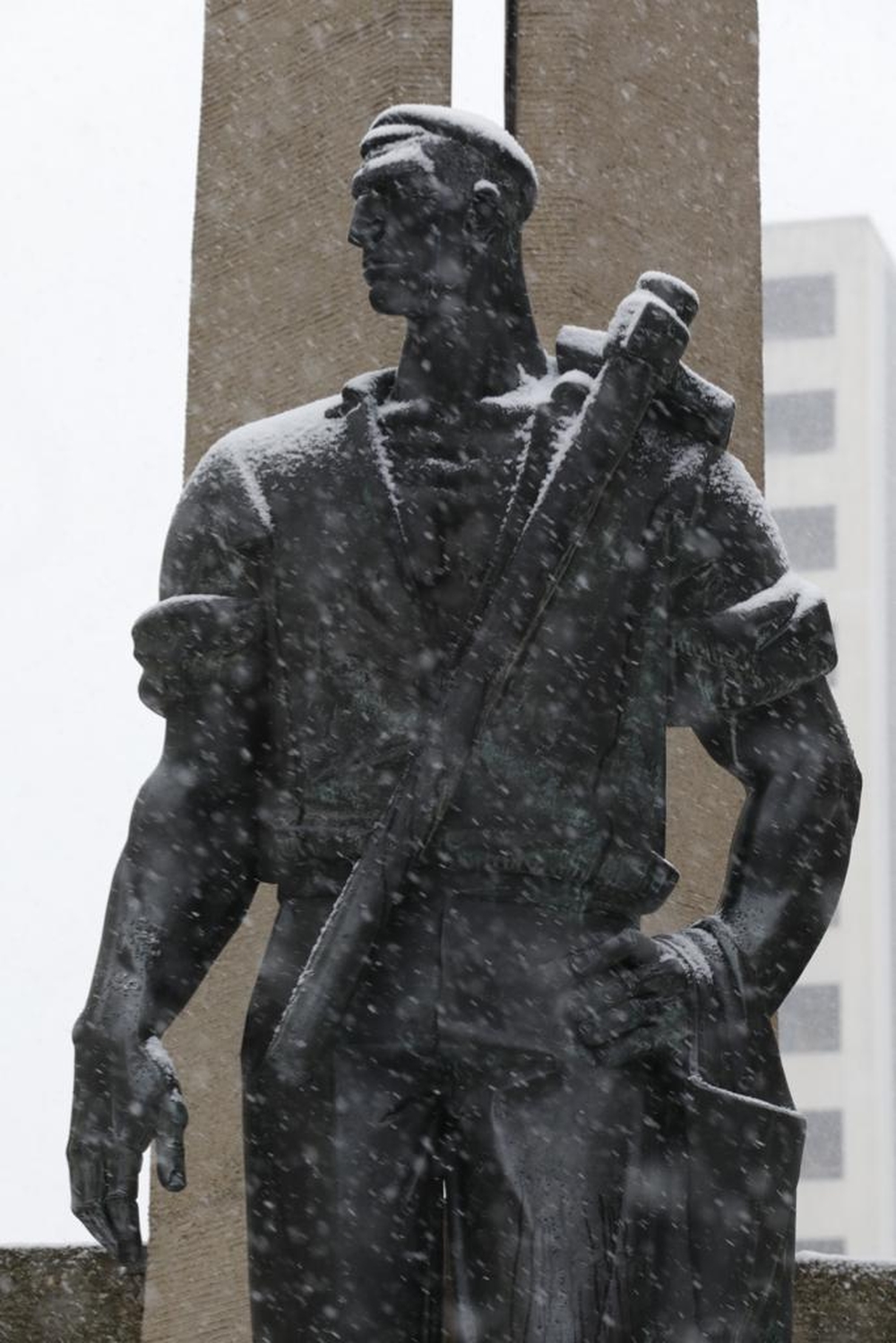 Estatuas nevadas de la capital riojana  / ÓSCAR SOLORZANO