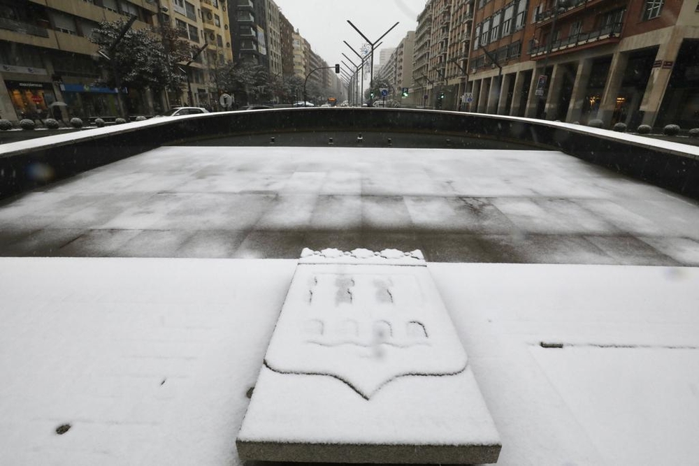 El escudo de Logroño no ha podido protegerse de la nieve  / ÓSCAR SOLORZANO
