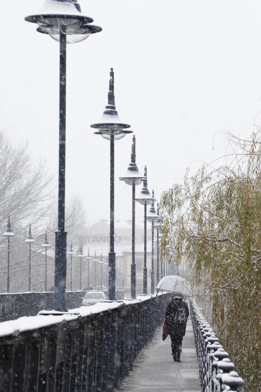 El puente hierro, blanco por la nieve  / ÓSCAR SOLORZANO