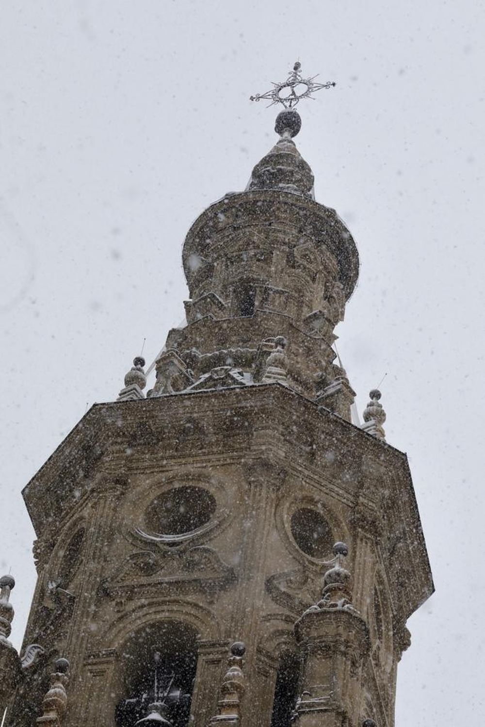Filomena ha traído nieve hasta la concatedral de Logroño.  / ÓSCAR SOLORZANO