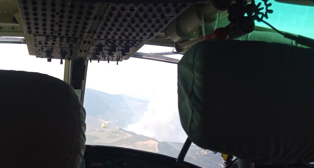 Imagen de uno de los medios aéreos llegando al incendio