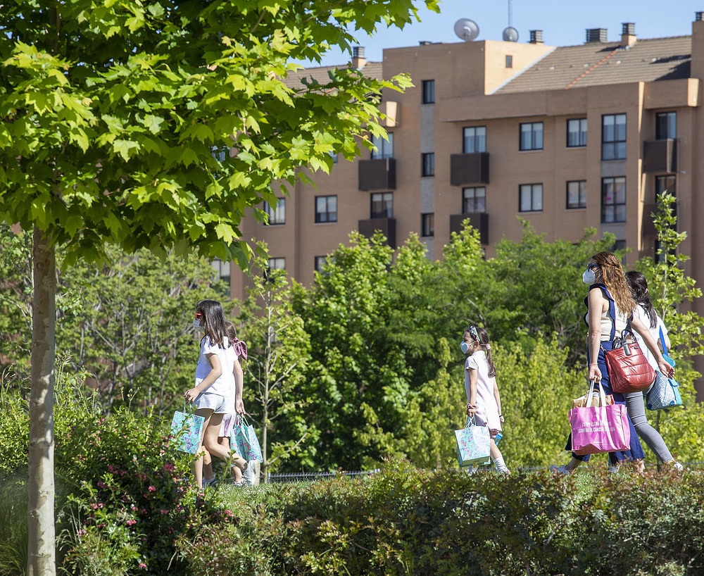 Imagen de gente paseando por el parque Felipe VI de Logroño.