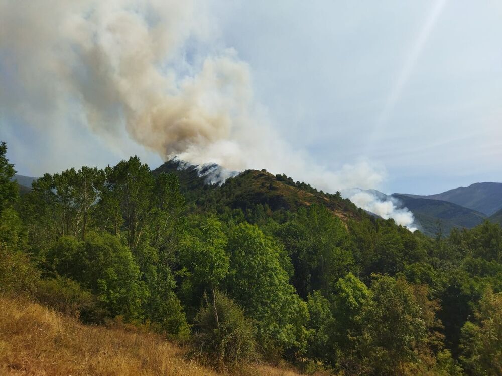 150 personas luchan contra el fuego en el monte de Ezcaray