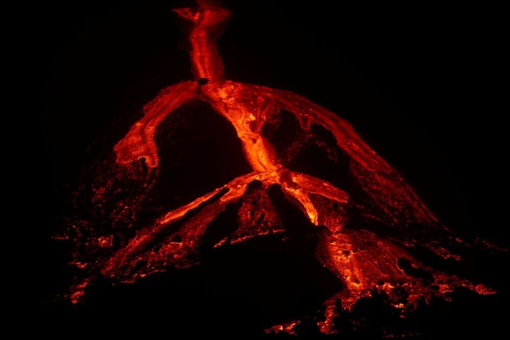 La lava discurre por la ladera con picos de gran velocidad