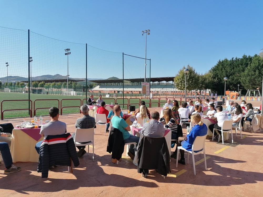Imagen de la reunión con los monitores de Logroño Deporte en Pradoviejo.
