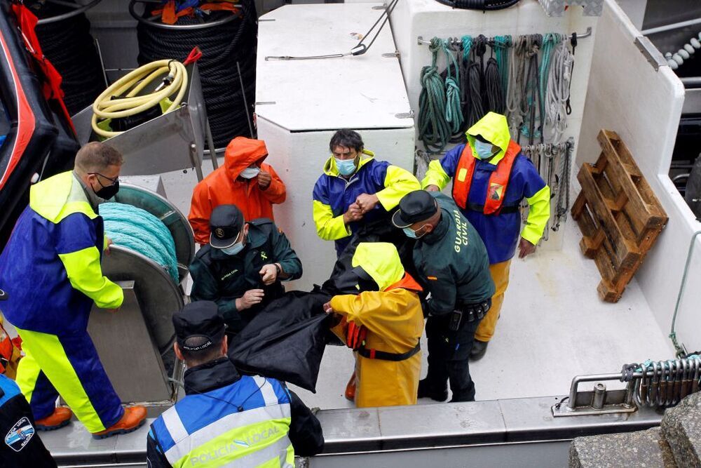 Fallecen dos tripulantes de un pesquero tras volcar el barco