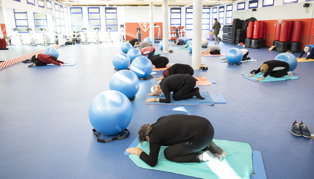 Participantes en el curso de pilates, durante una sesion en la nueva sala reacondicionada por Logroño Deporte.