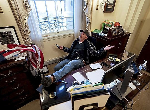 El nacionalista Richard Barnett, en el despacho de Pelosi