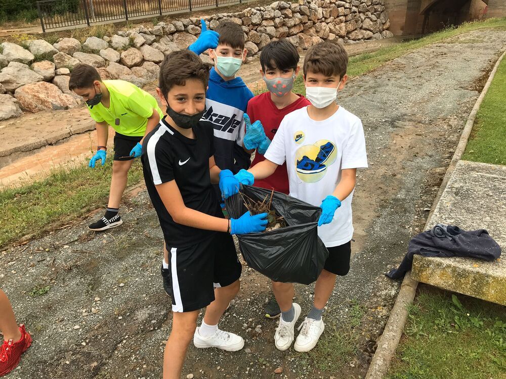 Escolares de Fuenmayor limpian restos de las tormentas
