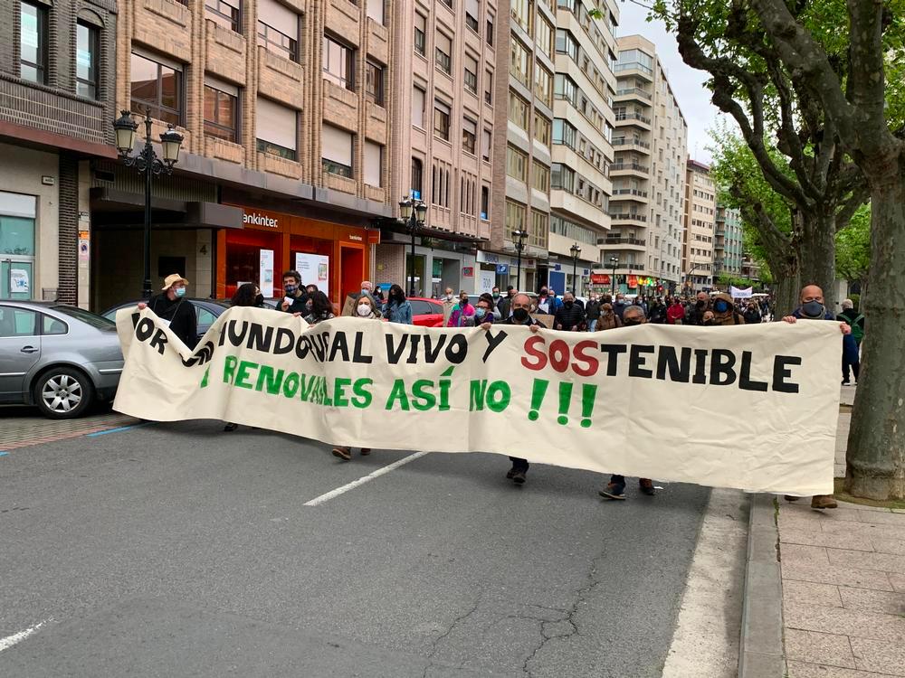 Multitudinaria protesta en Logroño contra parques eólicos