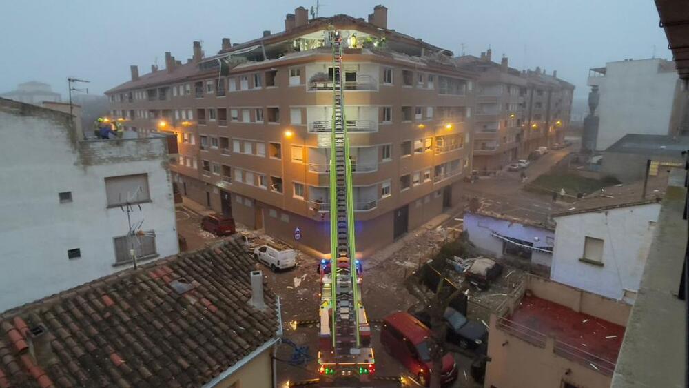 Imagen del edificio, con la escala de los bomberos desplegada.  / LA 7 DE LA RIOJA