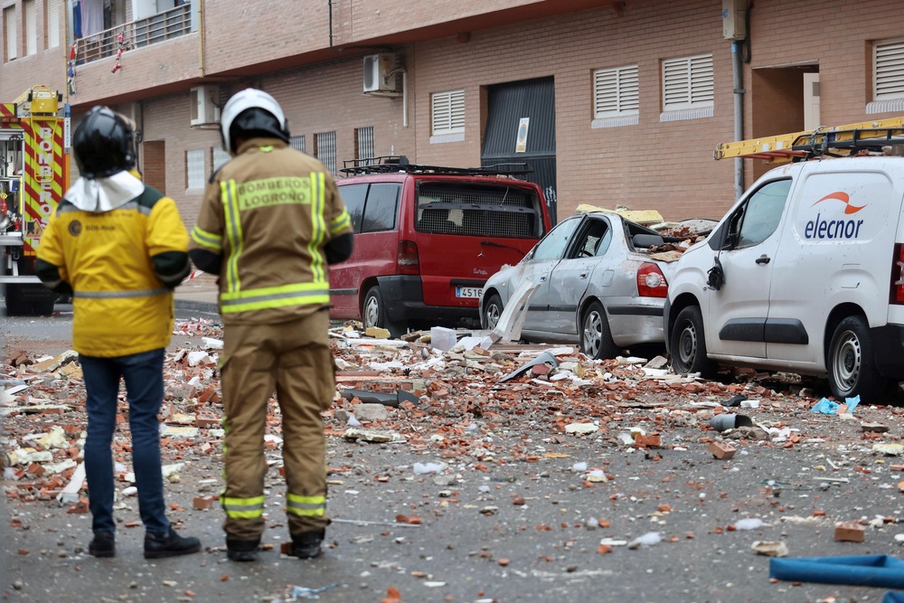 Dos bomberos, en el lugar del accidente.  / RAQUEL MANZANARES (EFE)
