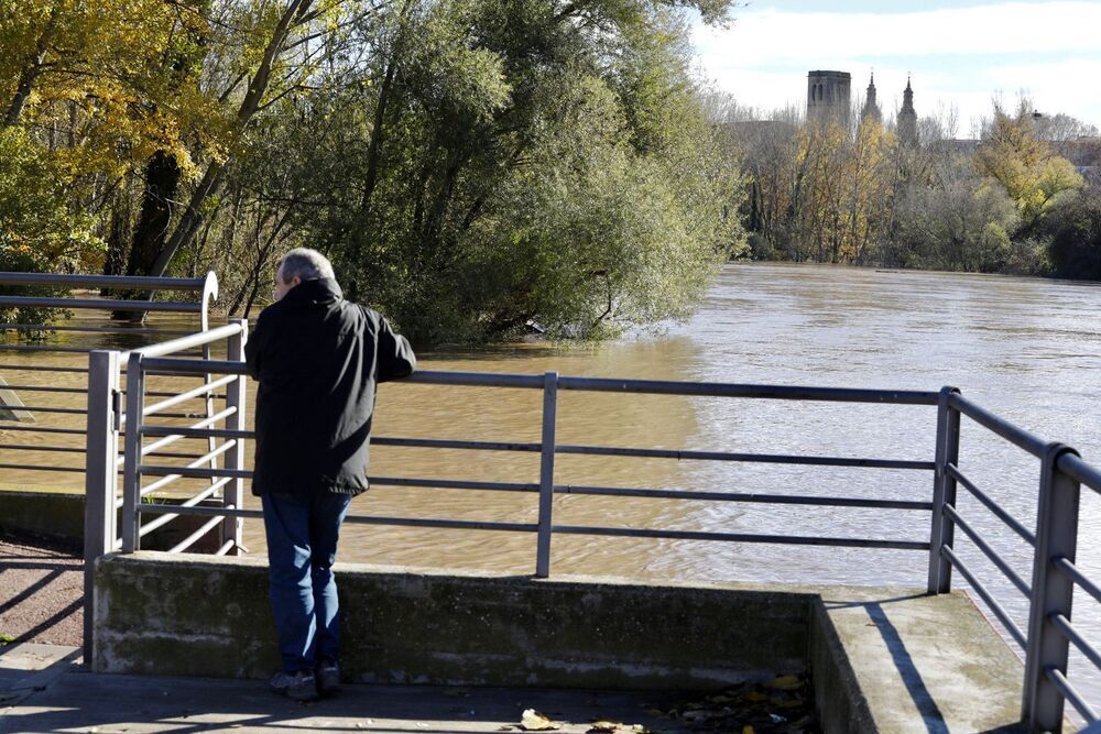 Protección Civil alerta de la crecida del Ebro en Logroño