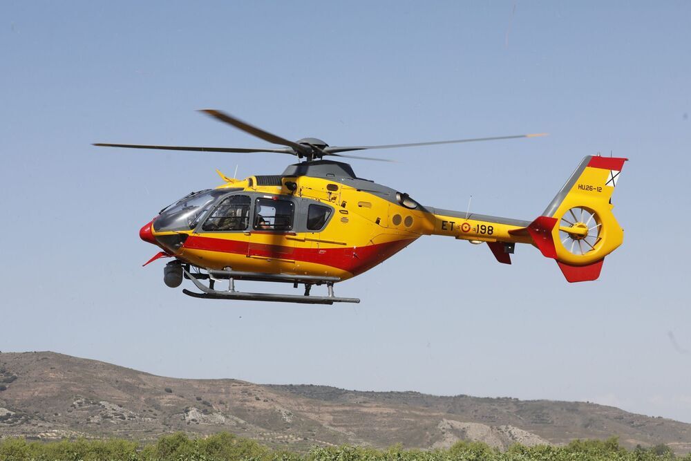 La jefa del Gobierno regional ha sobrevolado la zona del incendio en un helicóptero.