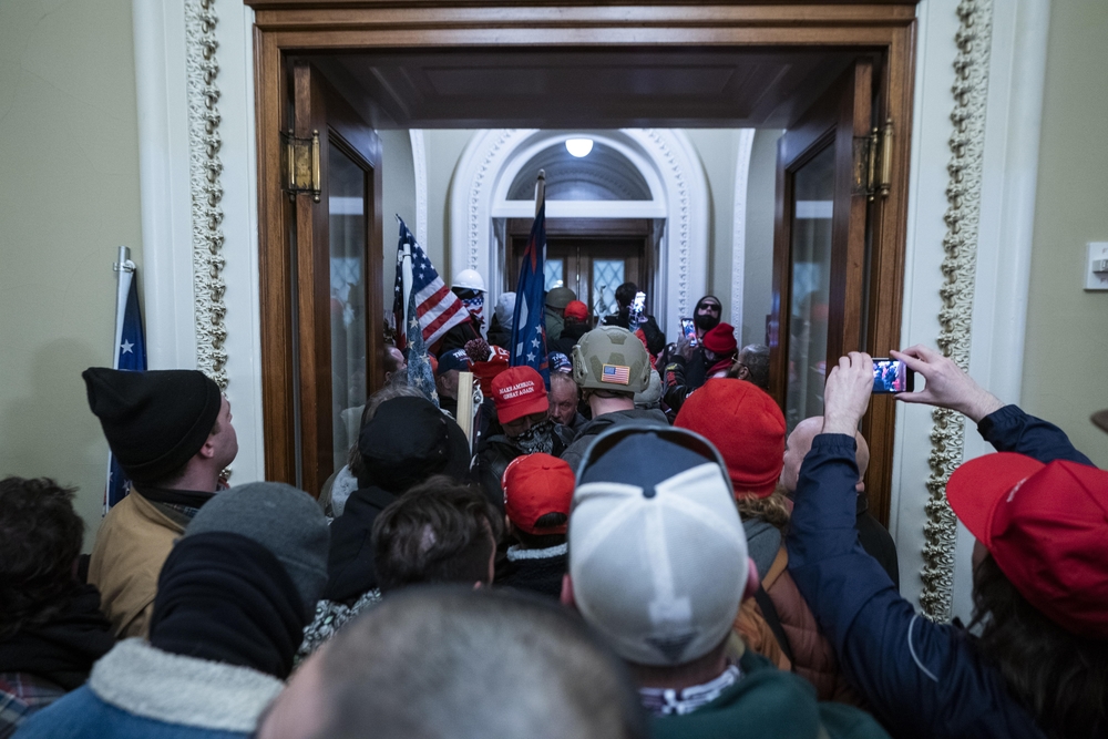 Protestors enter US Capitol  / JIM LO SCALZO