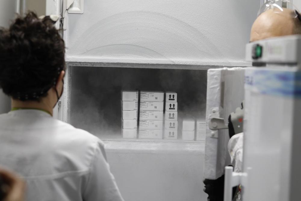 Imagen del congelador de Riofarco donde se guardan las vacunas para asegurar la cadena de frío. 