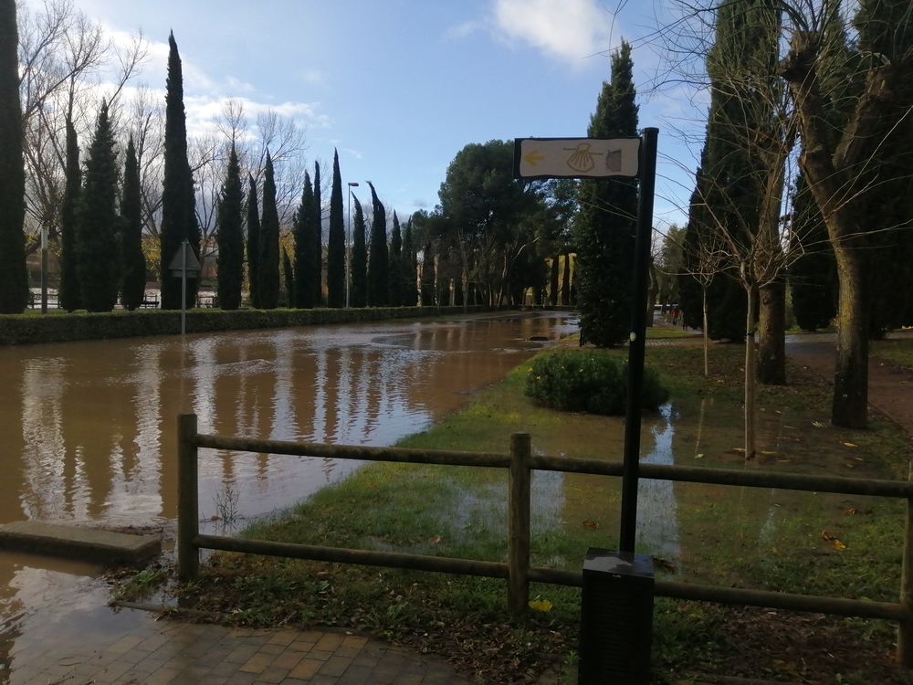 La entrada del Camino de Santiago a Logroño, inundada.  / EL DÍA