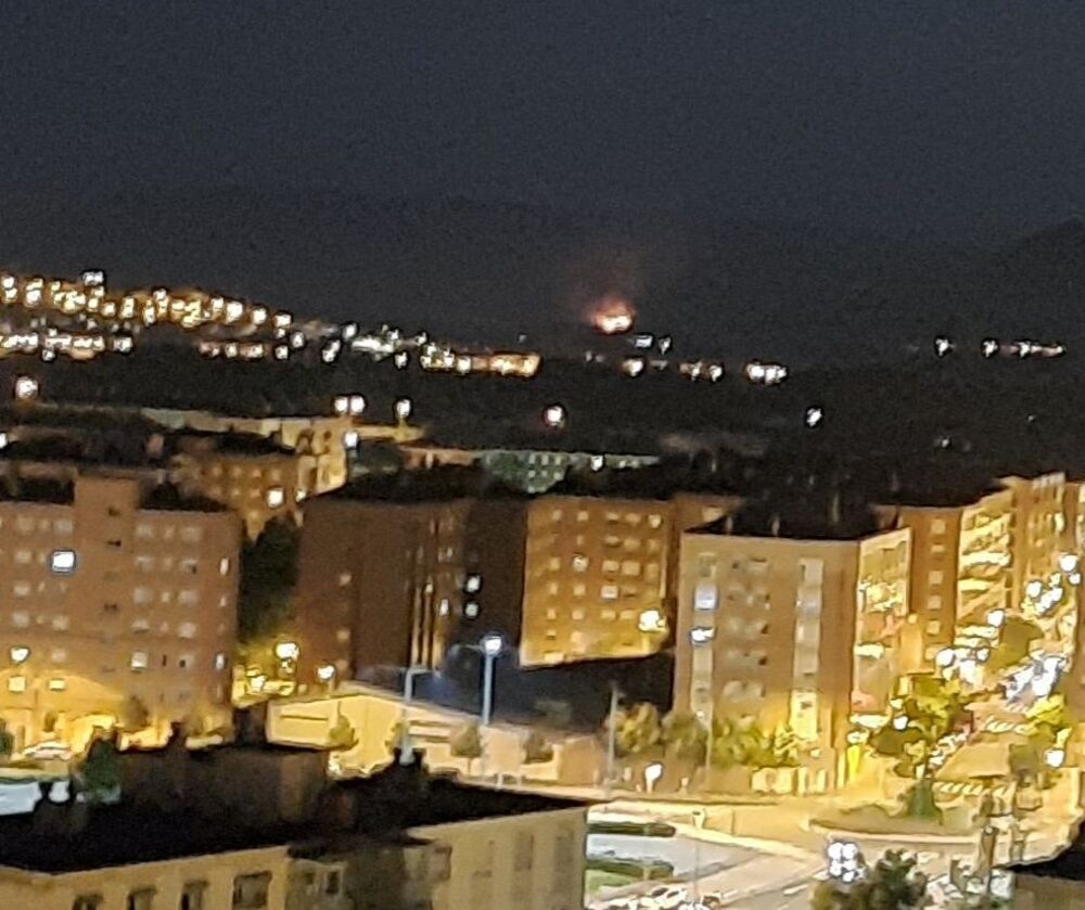 El resplandor de las llamas es visible desde Logroño.