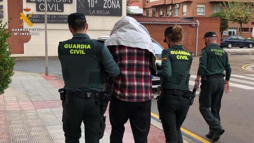 Agentes de la Guardia Civil trasladan a Francisco Javier Almeida desde dependencias judiciales a los juzgados, en una imagen de archivo.