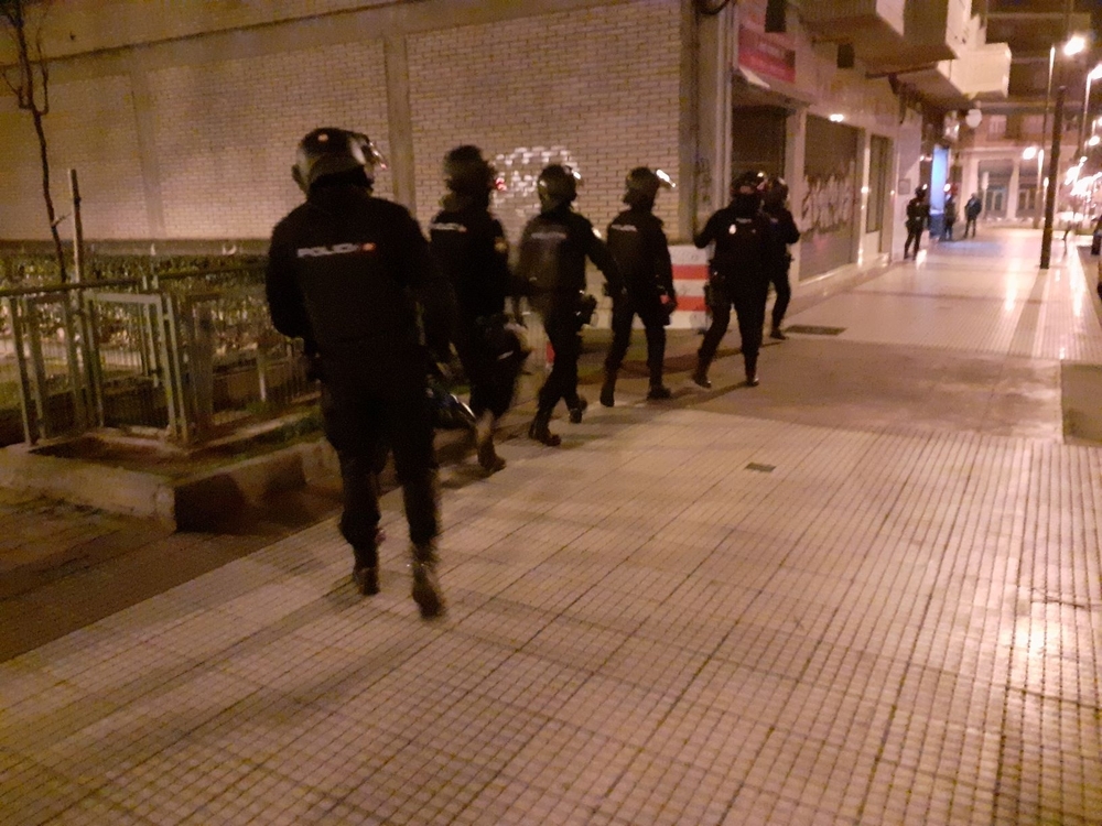 Los policías, en plena operación en la calle Marqués de la Ensenada, en las proximidades del colegio Bretón de los Herreros.