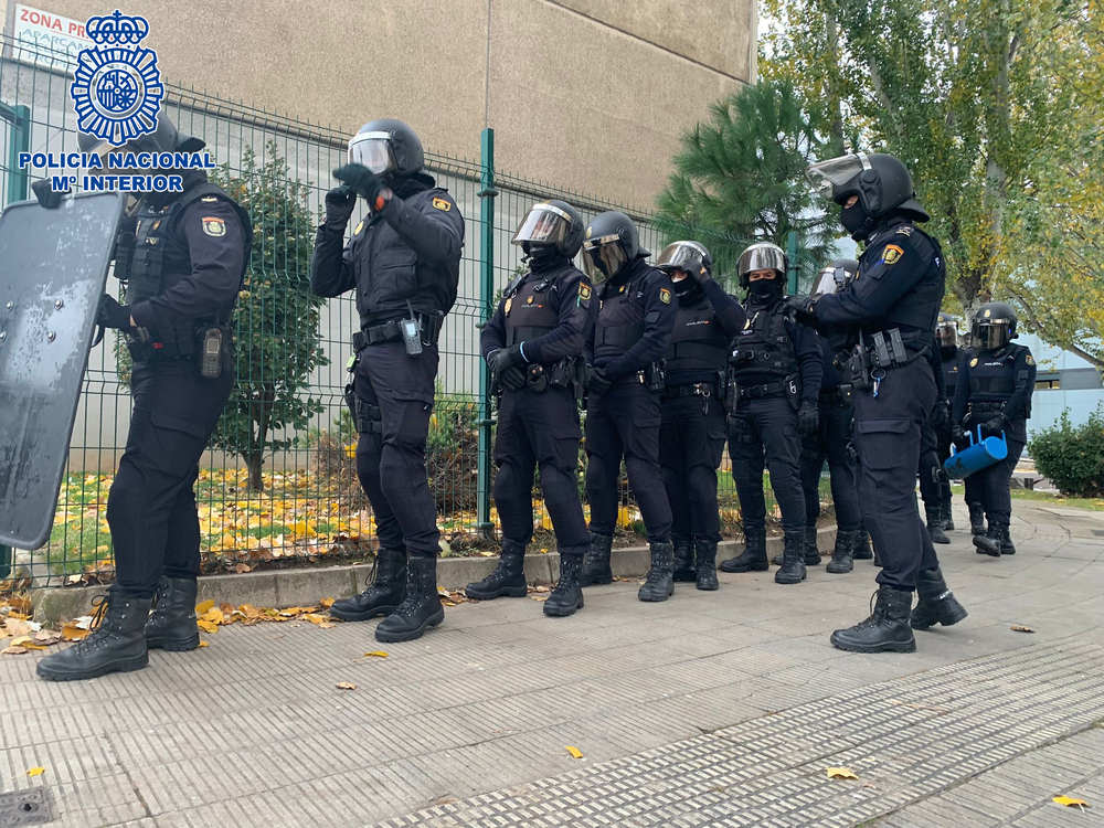 Amplio despliegue policial, antes de registrar una de las viviendas de Logroño, en el barrio de Lobete.