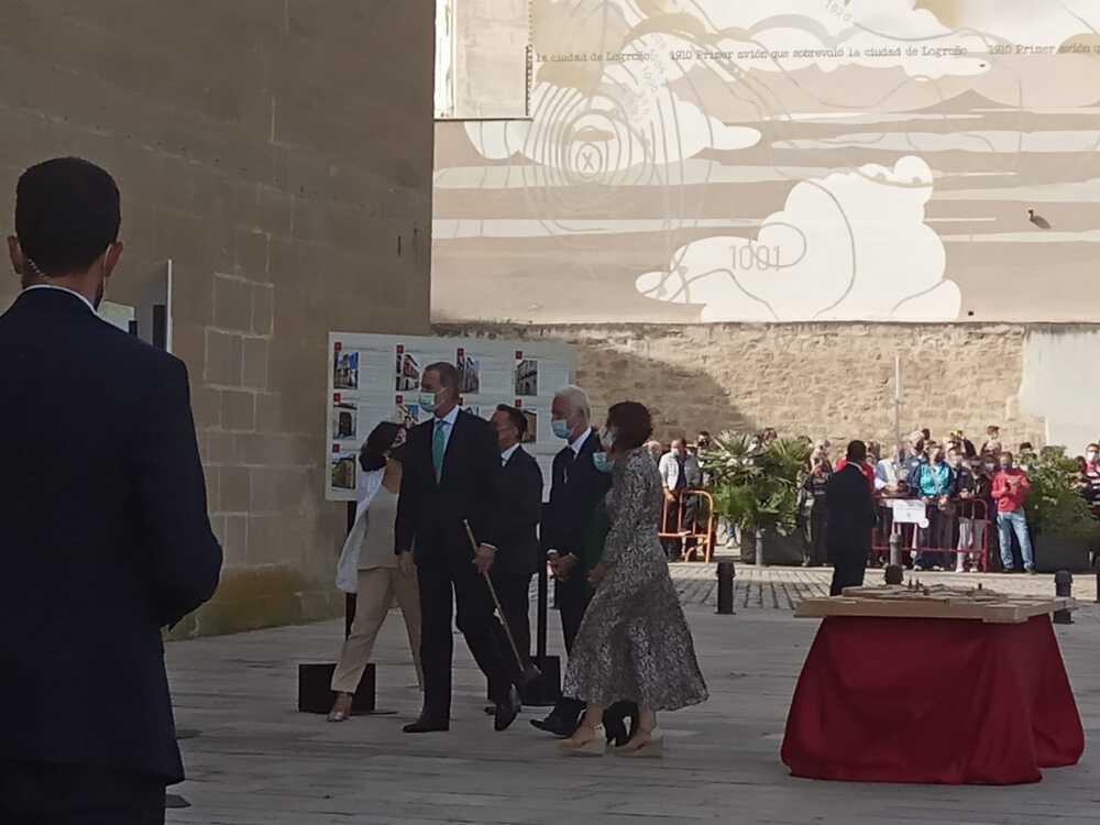 Momento de la llegada del jefe del Estado, junto a la iglesia de Santiago.