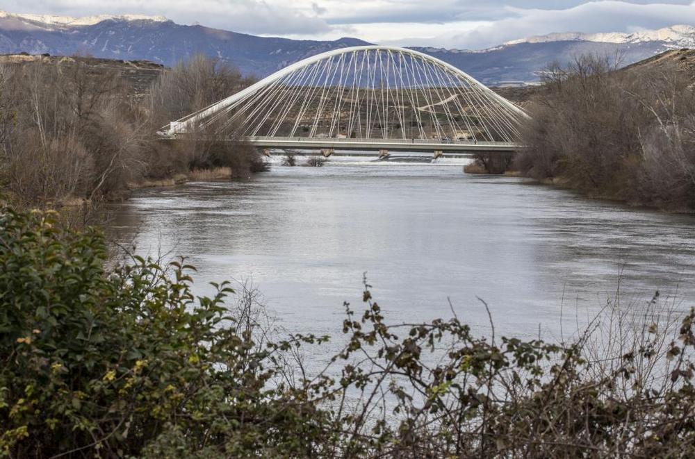El río Ebro a su paso por Logroño a la altura del cuarto puente o Puente Sagasta