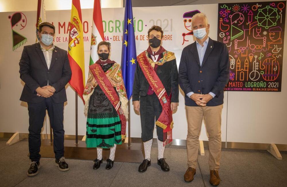En la imagen, los vendimiadores de 2021, Andrea y Abel, junto al alcalde de Logroño (derecha) y el concejal de Festejos.