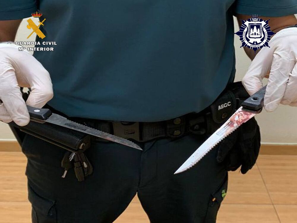 Un agente muestra los cuchillos supuestamente utilizados en la agresión.
