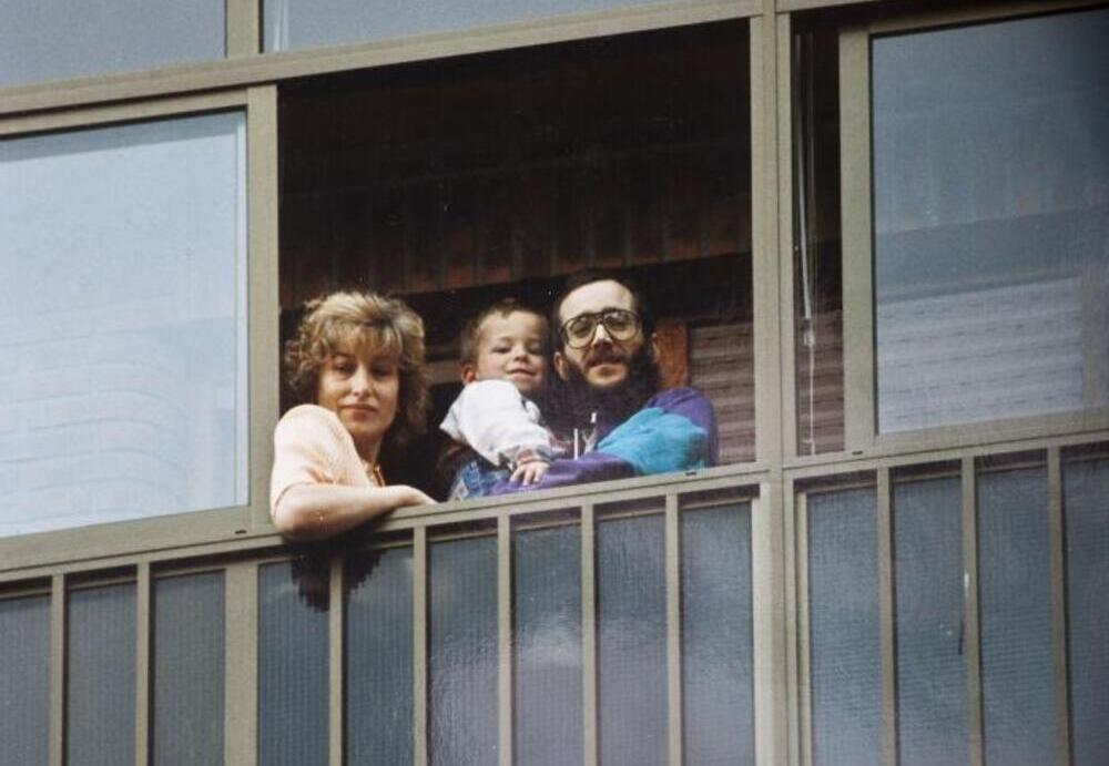 José Antonio Ortega Lara con su mujer, Domitila, y su hijo Dani, en su piso de Gamonal, en Burgos, después de su liberación.