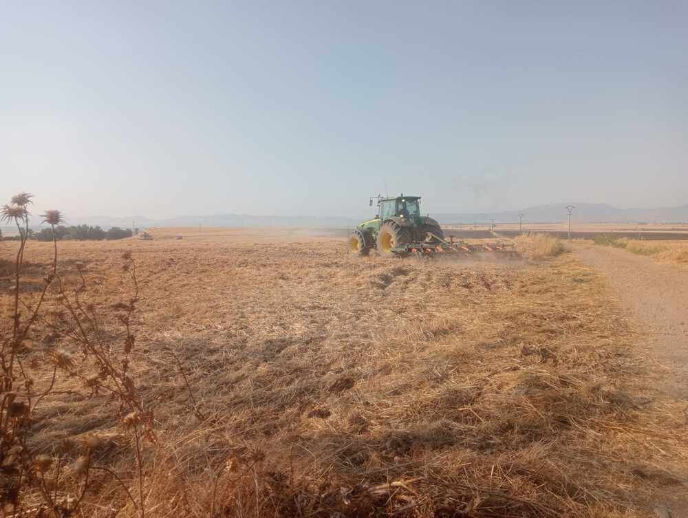 Una veintena de agricultores con sus tractores han participado en las labores de extinción.