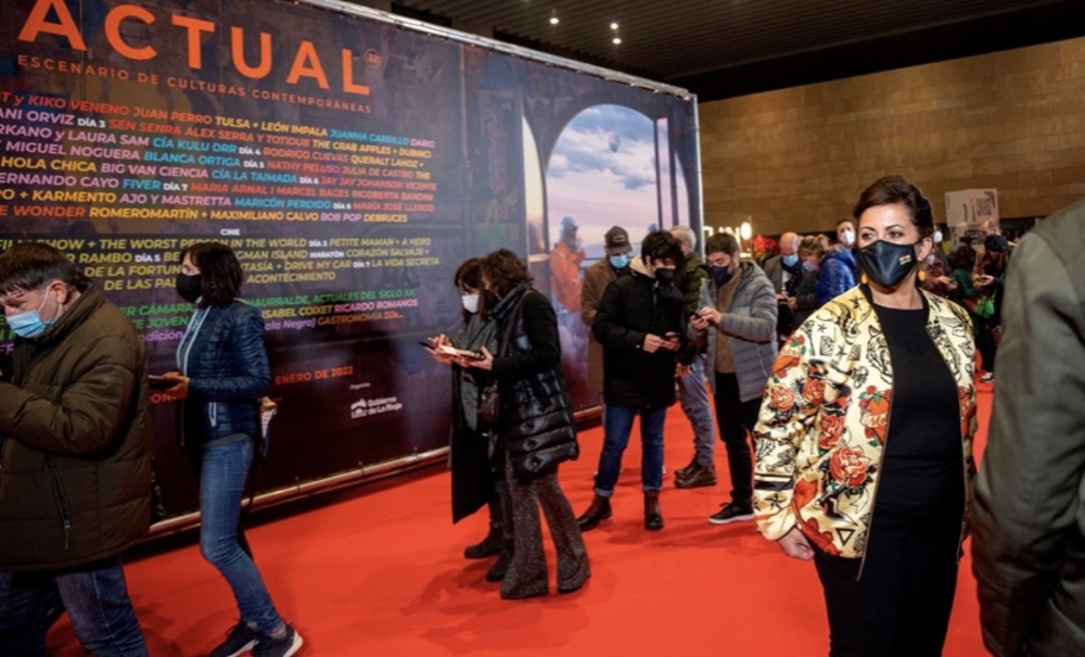 La presidenta del Gobierno de la Rioja, Concha Andreu (d), asiste al festival Escenario de Culturas Contemporáneas 