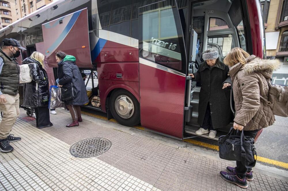 Imagen de archivo de uno de los autobuses procedentes de Ucrania con desplazados que han llegado a La Rioja.  / ÓSCAR SOLORZANO