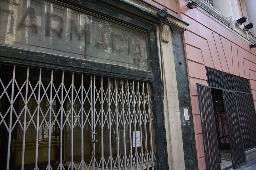 Farmacia cerrada junto al restaurante Coque, del chef Mario Sandoval, situado en el barrio de Chamberí.