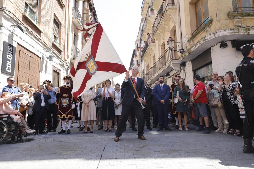 El alcalde de Logroño, Pablo Hermoso de Mendoza, da los banderazos en San Bernabé.