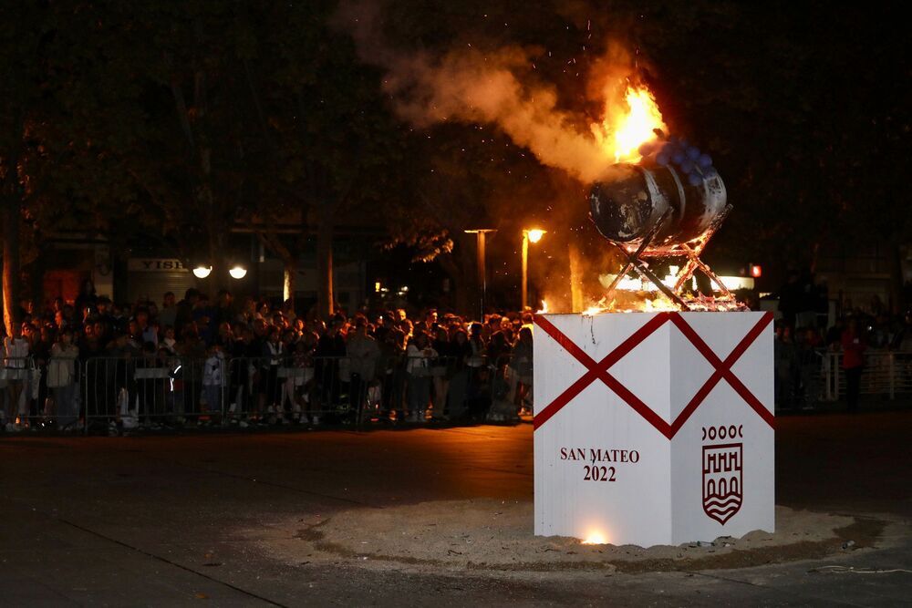 El público contempla cómo arde la barrica en la plaza del Ayuntamiento de Logroño.