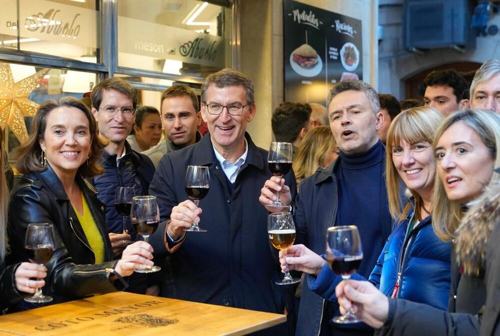 El líder del PP toma un vino con sus compañeros de partido en un bar de la Laurel.