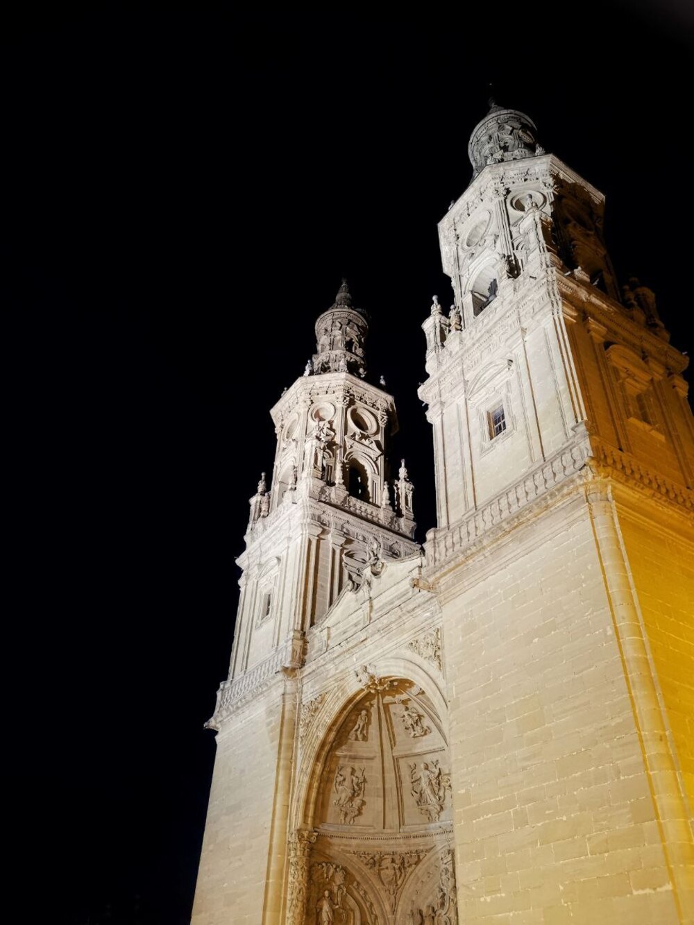 La colegiata de Santa María de la Redonda iluminada en la noche.