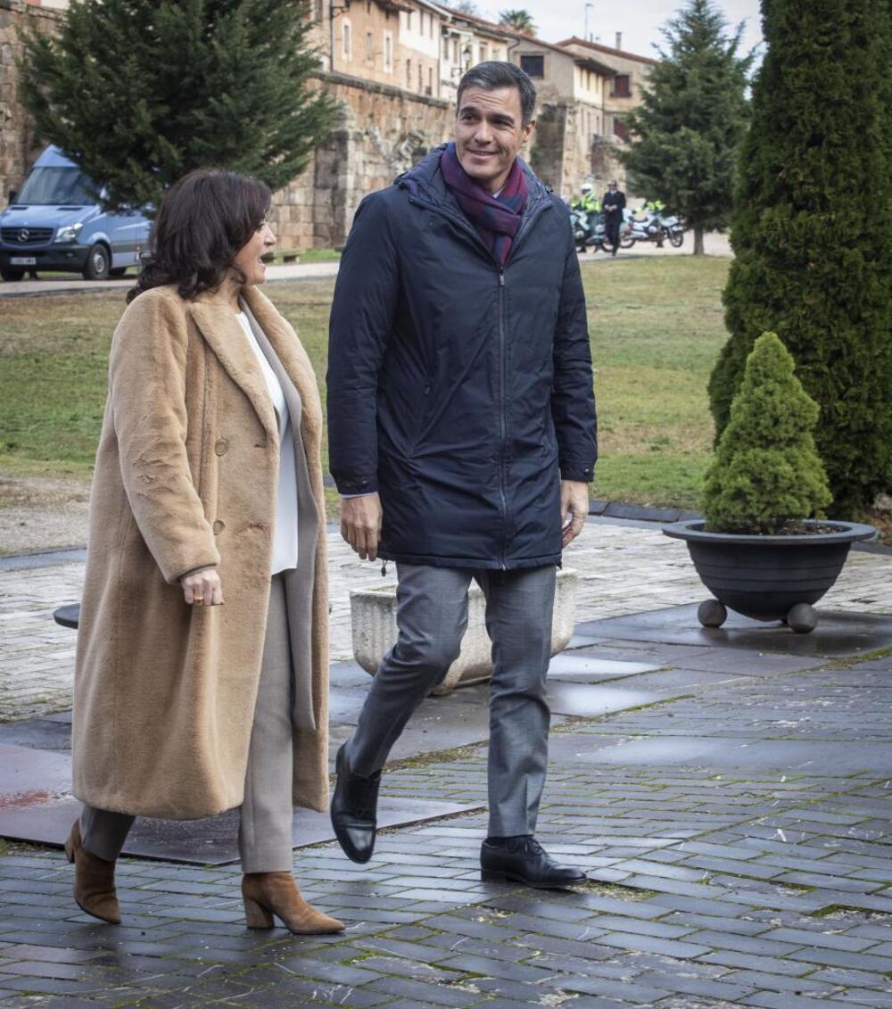 Pedro Sánchez con Concha Andreu, en Nájera en diciembre de 2022.   / ÓSCAR SOLORZANO