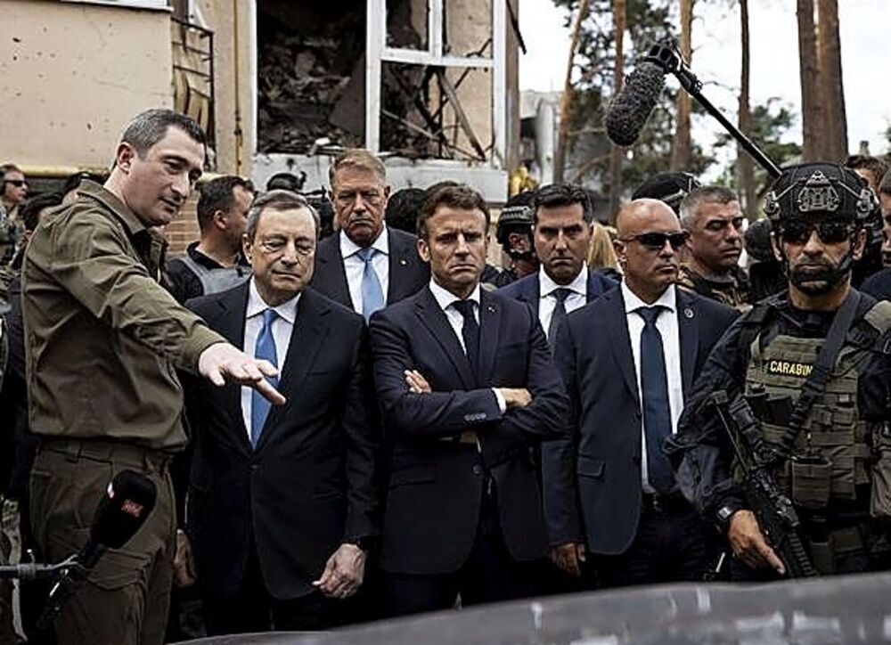 Mario Draghi, Klaus Iohannis y Emmanuel Macron durante un viaje a Irpin. 