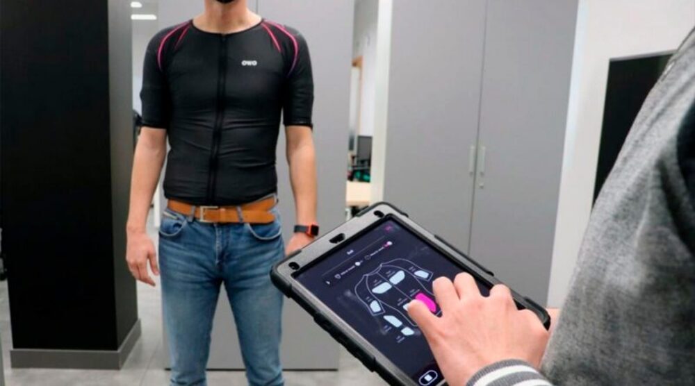 Un ingeniero de la empresa española OWO Game, creadora de una chaqueta que permite al jugador percibir en su piel las sensaciones de los personajes que maneja en el mundo virtual, calibra la intensidad de los estímulos de la prenda, en Málaga